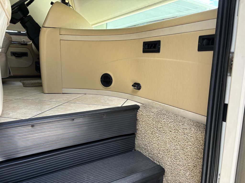 2011 Freightliner Xc Raised Rail Rear Engine Motor Home Chassis - $89,000
